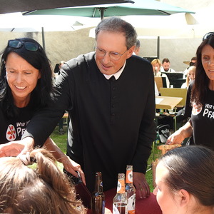           Claudia Hartleb, P. Alfred und PGR-Vorsitzende Maria Maier beim Messweinverkauf