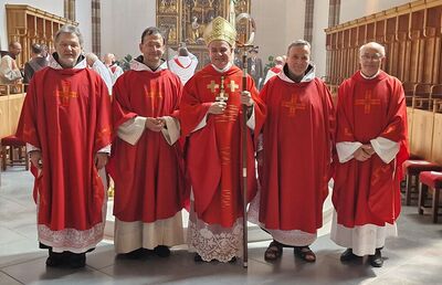 Moritz Windegger (2. v. links) wurde von Bischof Ivo Muser (Mitte) in Bozen zum Priester geweiht. Seine Diakonweihe fand 2023 in Graz statt.