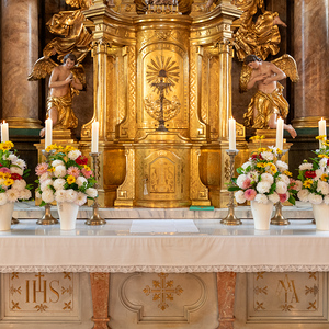 Schöner Blumenschmuck am Altar